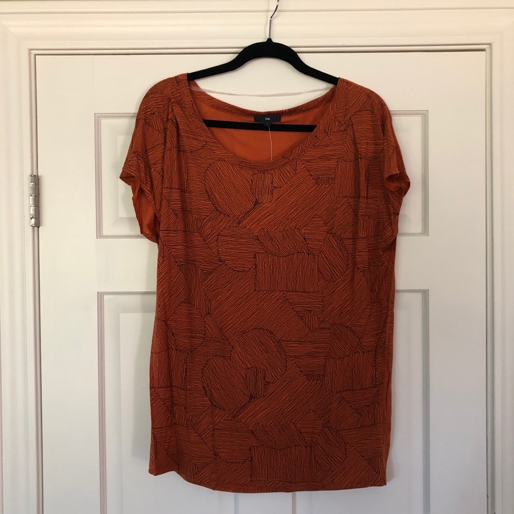 Gap orange and black T